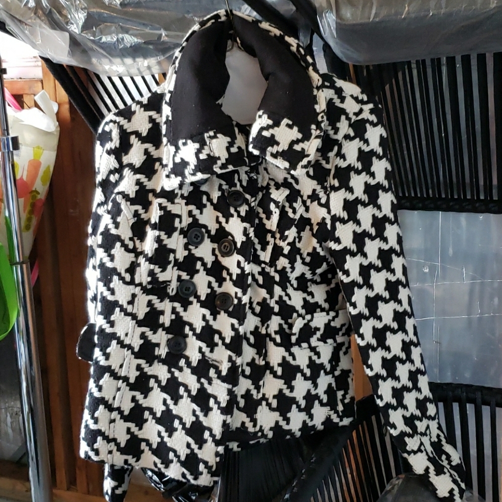 Houndtooth. Black. &white. Jacket. Tag. Say. Large